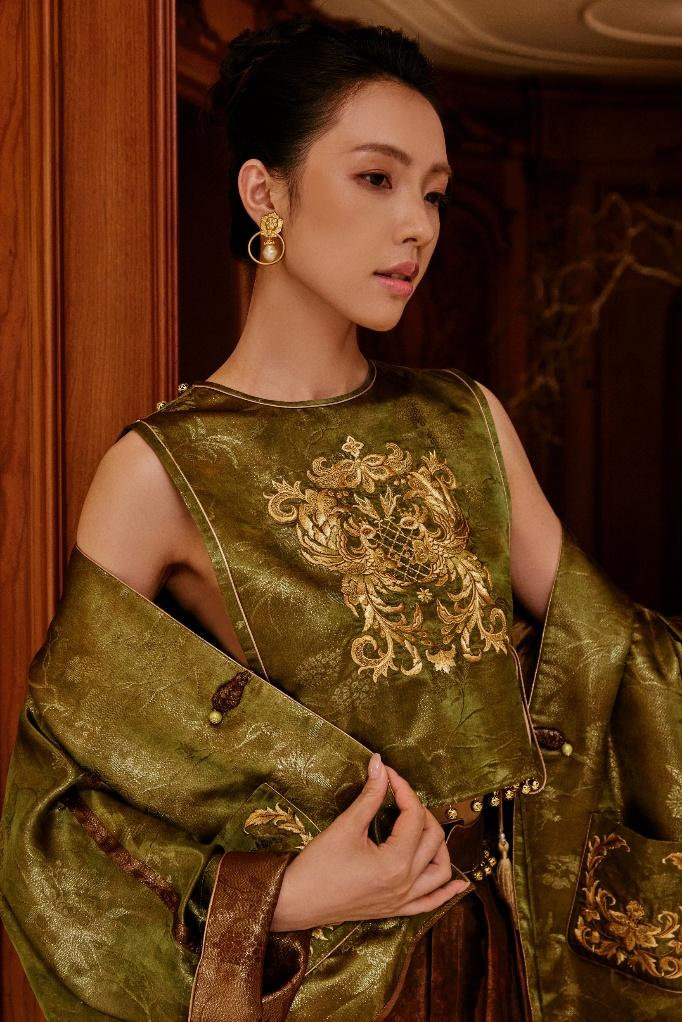 《东方服饰美学 × 西方珠宝艺术》展览主视觉